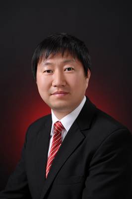 穿着西装的男孩AI 生成的内容可能不正确。